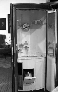 Lavabo de un retrete de un coche en la exposici�n de Wagons Lits celebrada en Madrid en 1980. Foto Colecci�n Juan Bautista Cabrera P�rez-Caballero. Archivo Hist�rico Ferroviario